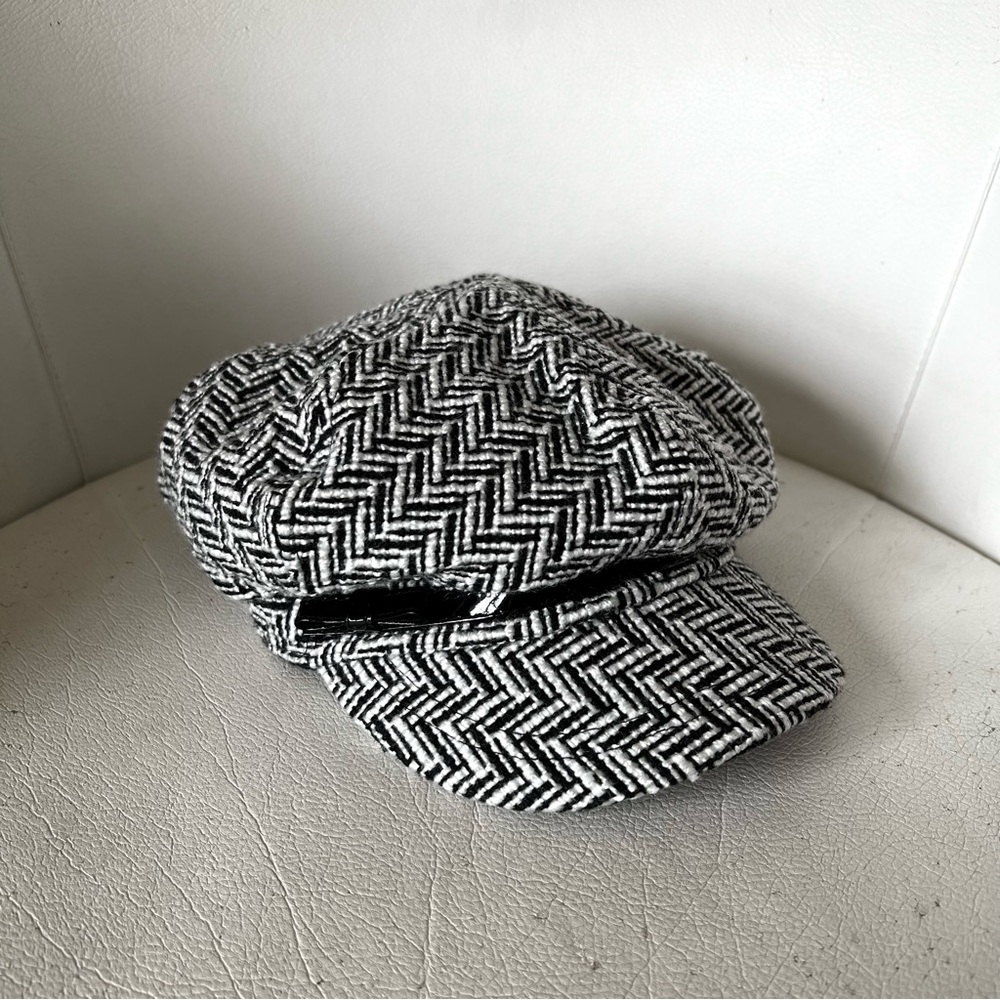 (๑ಕ̴ _̆ ಕ̴)

NWT Vintage Tweed Newsboy Cap